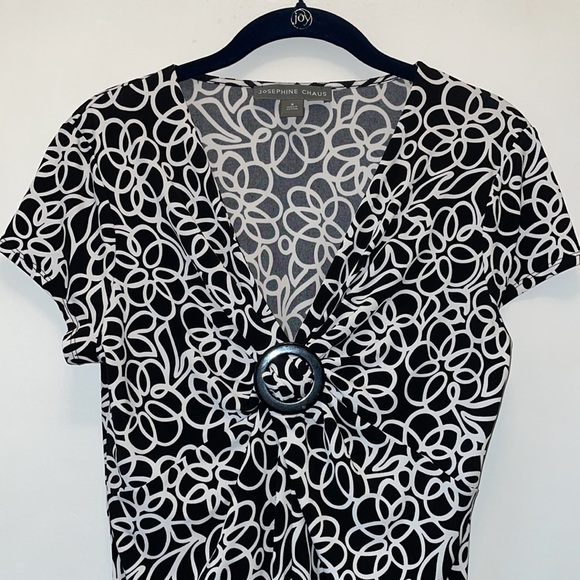 ๐2 Items for $15๐ Chaus Black & White Deep V Top Small - Picture 3 of 8